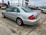 2005 SILVER /black Mercedes-Benz E-Class E500 (WDBUF70J45A) with an 5.0L V8 SOHC 24V engine, Automatic transmission, located at 14700 Tomball Parkway 249, Houston, TX, 77086, (281) 444-2200, 29.928619, -95.504074 - Photo#4